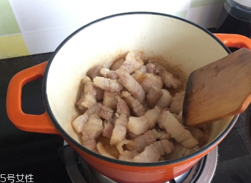 琺瑯鍋和玻璃鍋哪個(gè)好？附上用琺瑯鍋燒菜過程