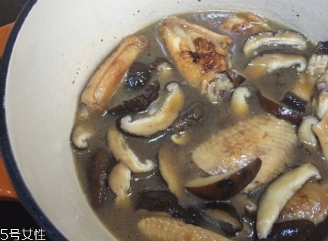 琺瑯鍋和玻璃鍋哪個(gè)好？附上用琺瑯鍋燒菜過程