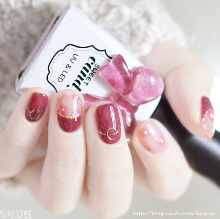 好看的紅絲絨美甲 適合新年的酒紅色美甲 好看的紅絲絨美甲 適合新年的酒紅色美甲