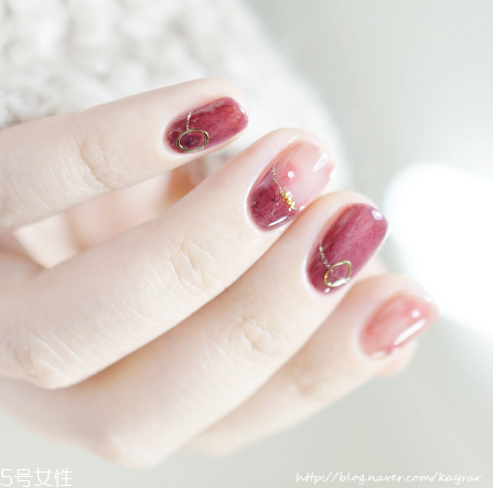 好看的紅絲絨美甲 適合新年的酒紅色美甲 好看的紅絲絨美甲 適合新年的酒紅色美甲