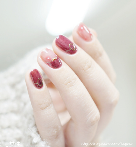 好看的紅絲絨美甲 適合新年的酒紅色美甲 好看的紅絲絨美甲 適合新年的酒紅色美甲