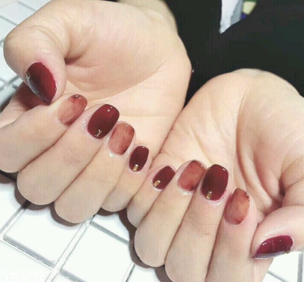 好看的紅絲絨美甲 適合新年的酒紅色美甲 好看的紅絲絨美甲 適合新年的酒紅色美甲