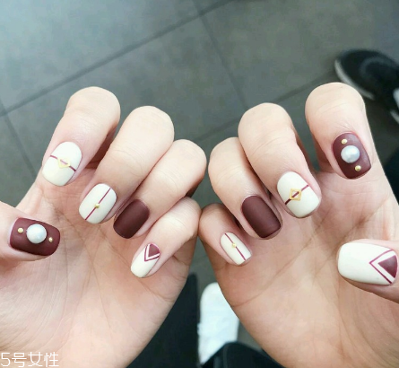 好看的紅絲絨美甲 適合新年的酒紅色美甲 好看的紅絲絨美甲 適合新年的酒紅色美甲