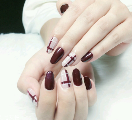 好看的紅絲絨美甲 適合新年的酒紅色美甲 好看的紅絲絨美甲 適合新年的酒紅色美甲