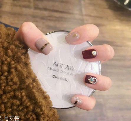 好看的紅絲絨美甲 適合新年的酒紅色美甲 好看的紅絲絨美甲 適合新年的酒紅色美甲