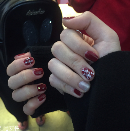 好看的紅絲絨美甲 適合新年的酒紅色美甲 好看的紅絲絨美甲 適合新年的酒紅色美甲