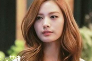 方形臉適合什么發(fā)型？卷曲長(zhǎng)發(fā)柔和臉部輪廓