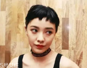 方形臉適合什么發(fā)型？卷曲長(zhǎng)發(fā)柔和臉部輪廓