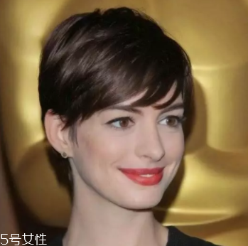 方形臉適合什么發(fā)型？卷曲長(zhǎng)發(fā)柔和臉部輪廓