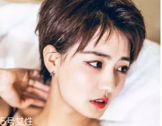 方形臉適合什么發(fā)型？卷曲長(zhǎng)發(fā)柔和臉部輪廓