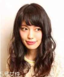 方形臉適合什么發(fā)型？卷曲長(zhǎng)發(fā)柔和臉部輪廓