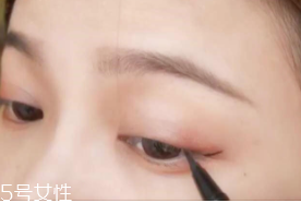 眼線畫歪了怎么辦？干脆暈成煙熏妝