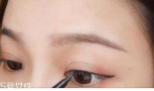 眼線畫歪了怎么辦？干脆暈成煙熏妝