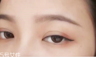 眼線畫歪了怎么辦？干脆暈成煙熏妝