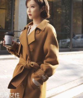 白領(lǐng)女性赴約穿什么好？長(zhǎng)款氣質(zhì)大衣有格調(diào)和氣質(zhì)