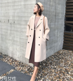 白領(lǐng)女性赴約穿什么好？長(zhǎng)款氣質(zhì)大衣有格調(diào)和氣質(zhì)