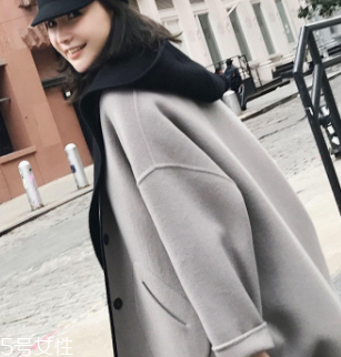 白領(lǐng)女性赴約穿什么好？長(zhǎng)款氣質(zhì)大衣有格調(diào)和氣質(zhì)