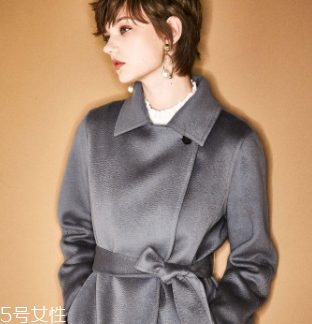 白領(lǐng)女性赴約穿什么好？長(zhǎng)款氣質(zhì)大衣有格調(diào)和氣質(zhì)