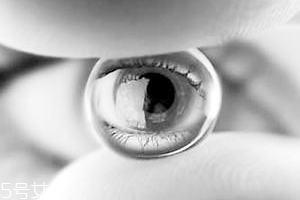 怎么確定隱形眼鏡掉了？蒙著一邊眼睛測(cè)視力