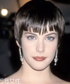 長(zhǎng)臉適合什么樣的燙發(fā)？大波浪長(zhǎng)發(fā)溫柔睿智