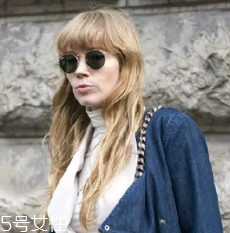 長(zhǎng)臉適合什么樣的燙發(fā)？大波浪長(zhǎng)發(fā)溫柔睿智