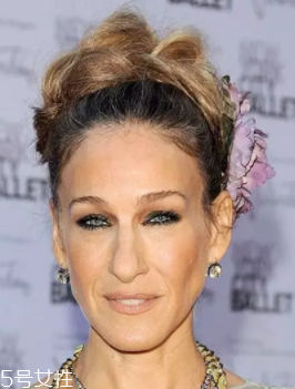 長(zhǎng)臉適合什么樣的燙發(fā)？大波浪長(zhǎng)發(fā)溫柔睿智