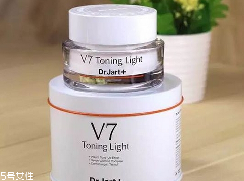 素顏霜和氣墊bb哪個(gè)好用？自然底妝就靠它