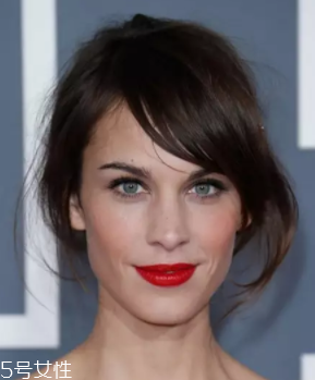 長(zhǎng)臉適合什么樣的燙發(fā)？大波浪長(zhǎng)發(fā)溫柔睿智