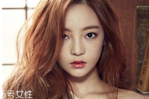 長(zhǎng)臉適合什么樣的燙發(fā)？大波浪長(zhǎng)發(fā)溫柔睿智