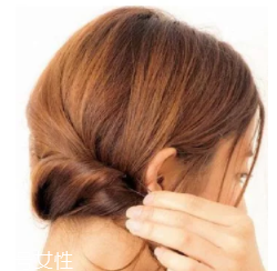 長(zhǎng)臉適合什么樣的燙發(fā)？大波浪長(zhǎng)發(fā)溫柔睿智