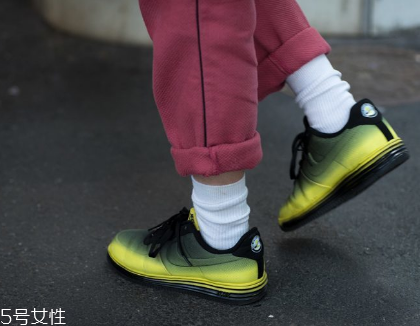 運(yùn)動鞋不跟腳怎么辦？找準(zhǔn)原因?qū)ΠY下藥