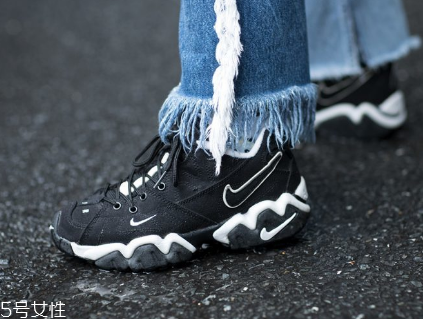 運動鞋不防滑怎么辦？一盒創(chuàng)可貼就能解決