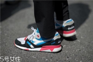 運動鞋不防滑怎么辦？一盒創(chuàng)可貼就能解決