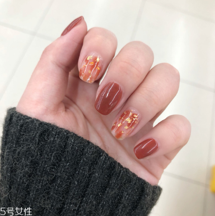 紅色系列奶茶色秋冬美甲推薦 和毛衣最配的美甲 紅色系列奶茶色秋冬美甲推薦 和毛衣最配的美甲