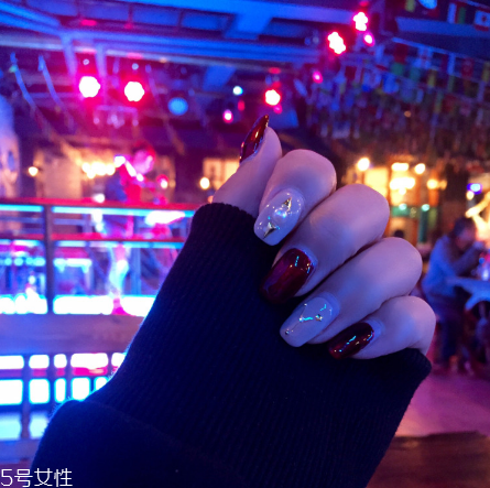 紅色系列奶茶色秋冬美甲推薦 和毛衣最配的美甲 紅色系列奶茶色秋冬美甲推薦 和毛衣最配的美甲