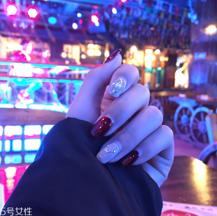 紅色系列奶茶色秋冬美甲推薦 和毛衣最配的美甲 紅色系列奶茶色秋冬美甲推薦 和毛衣最配的美甲