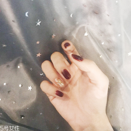 紅色系列奶茶色秋冬美甲推薦 和毛衣最配的美甲 紅色系列奶茶色秋冬美甲推薦 和毛衣最配的美甲