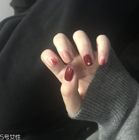 紅色系列奶茶色秋冬美甲推薦 和毛衣最配的美甲 紅色系列奶茶色秋冬美甲推薦 和毛衣最配的美甲