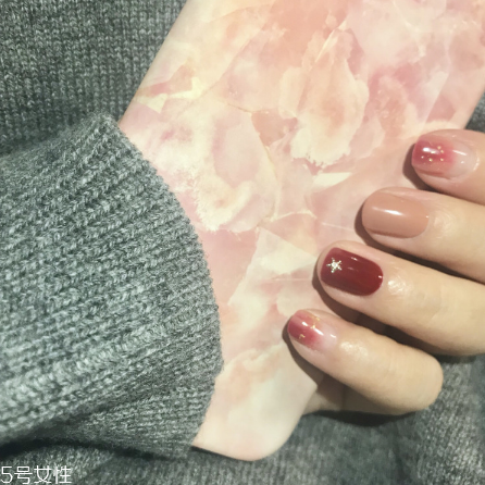 紅色系列奶茶色秋冬美甲推薦 和毛衣最配的美甲 紅色系列奶茶色秋冬美甲推薦 和毛衣最配的美甲