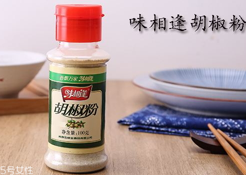 黑胡椒粉和白胡椒粉的區(qū)別 黑胡椒味道比白胡椒更為濃郁 黑胡椒粉和白胡椒粉的區(qū)別 黑胡椒味道比白胡椒更為濃郁