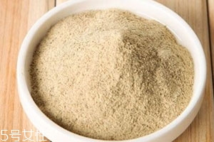 黑胡椒粉和白胡椒粉的區(qū)別 黑胡椒味道比白胡椒更為濃郁 黑胡椒粉和白胡椒粉的區(qū)別 黑胡椒味道比白胡椒更為濃郁