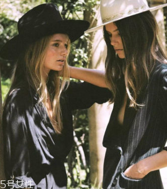 戴什么帽子顯臉?。繉掗苊弊屇樋雌饋硇?></p><p>這帽子頂部有手捏握的凹陷效果，很率性，可以搭配率性的穿搭，尤其是牛仔類型的衣裙，會自成一種不羈的視覺效果。</p><p style=