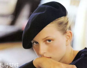 戴什么帽子顯臉?。繉掗苊弊屇樋雌饋硇?></p><p>而當(dāng)我們選擇顏色靚麗或者在造型上別出心裁的貝雷帽時，這頂渾身透露出復(fù)古精致氣的帽子也能一下子透露出時尚感來。</p><p style=