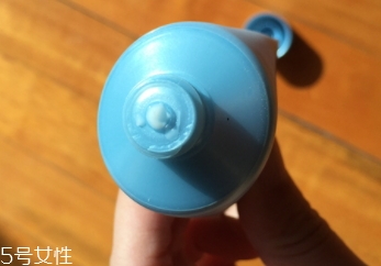 雅詩蘭黛卸妝乳怎么用？