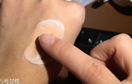 雅詩蘭黛卸妝乳怎么用？