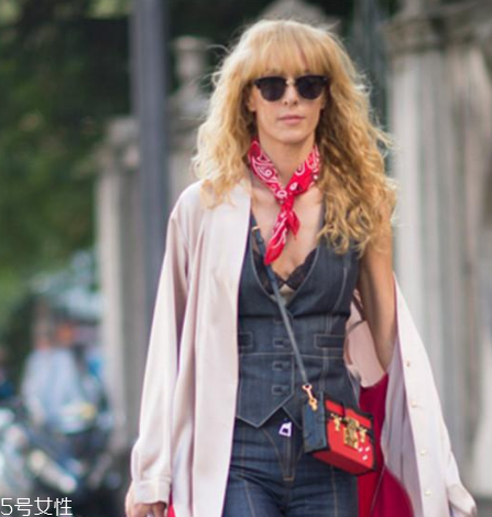 絲巾怎么搭配衣服？優(yōu)雅范兒盡顯