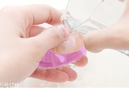 小怪獸硅膠粉撲要撕掉薄膜嗎？薄膜是不需要撕掉的