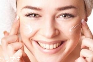 隔離霜可以直接涂在臉上嗎？要用補(bǔ)水產(chǎn)品打底才好