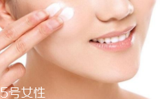 隔離霜可以直接涂在臉上嗎？要用補(bǔ)水產(chǎn)品打底才好