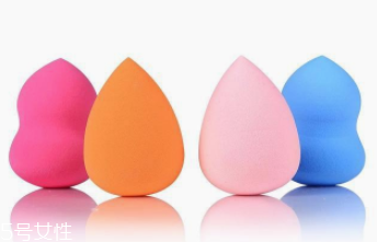 美妝蛋和粉底刷哪個好用？看完這個你就懂了